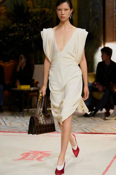 Look 15